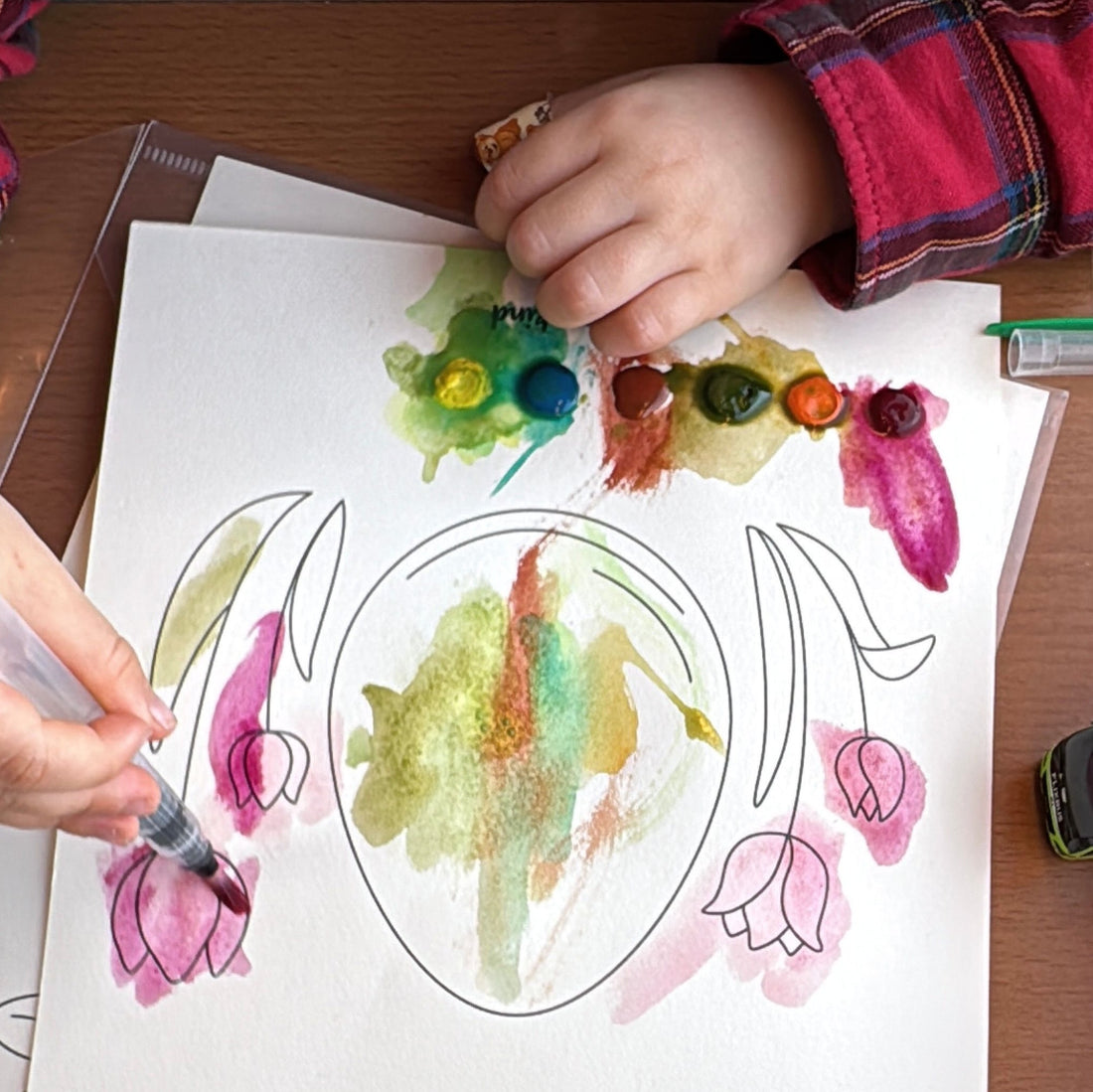 Aquarell-Ideen mit Kindern: Kind malt Aquarell.