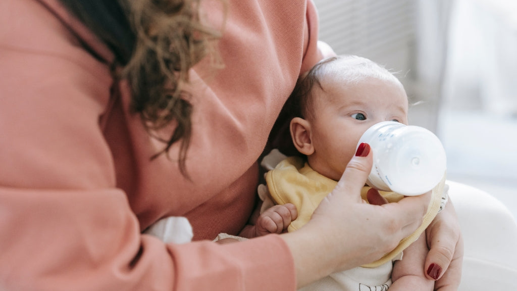 Abstillen: Baby bekommt Fläschchen.