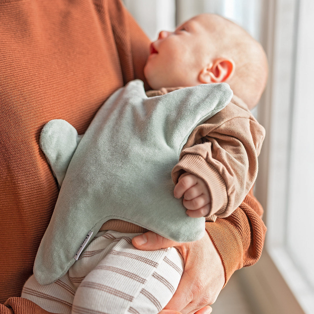Dein Baby schreit beim Stillen: Warum das passiert und was wirklich hilft