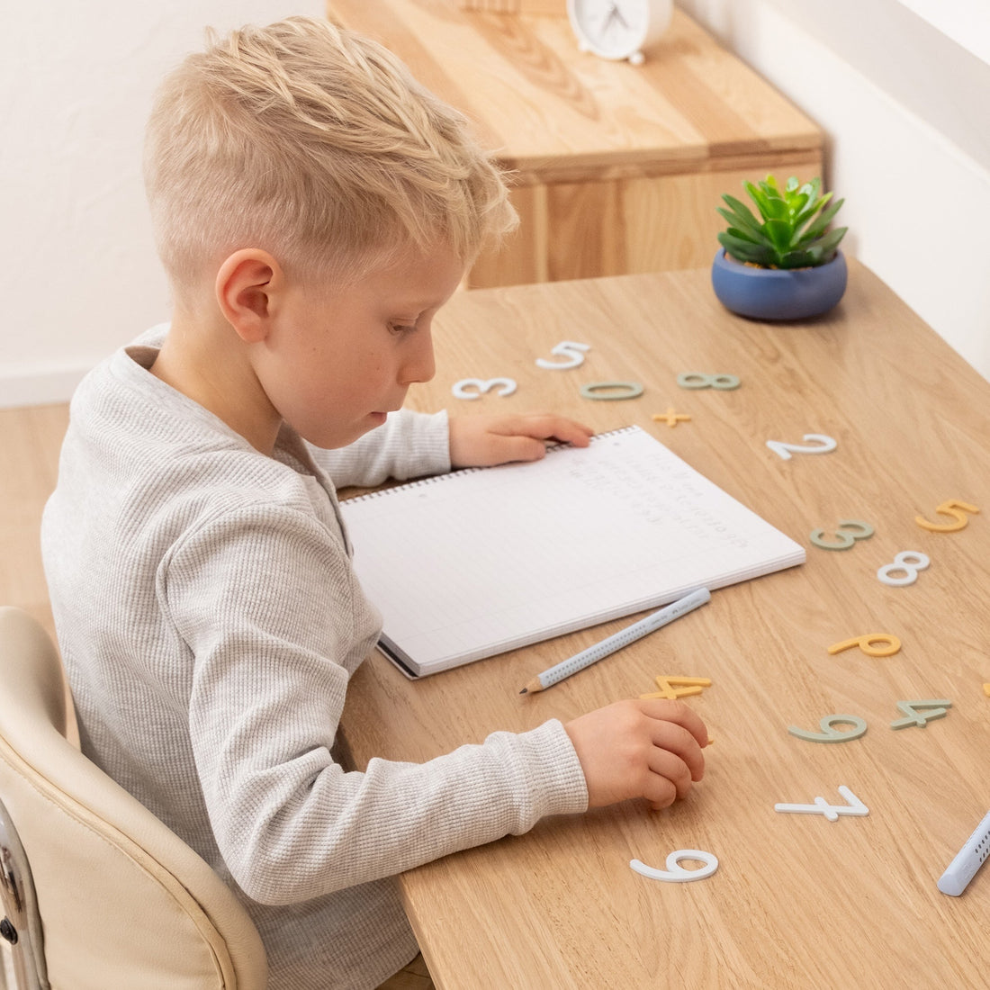 Kinderzimmer für Schulkinder: Kind am Schreibtisch.