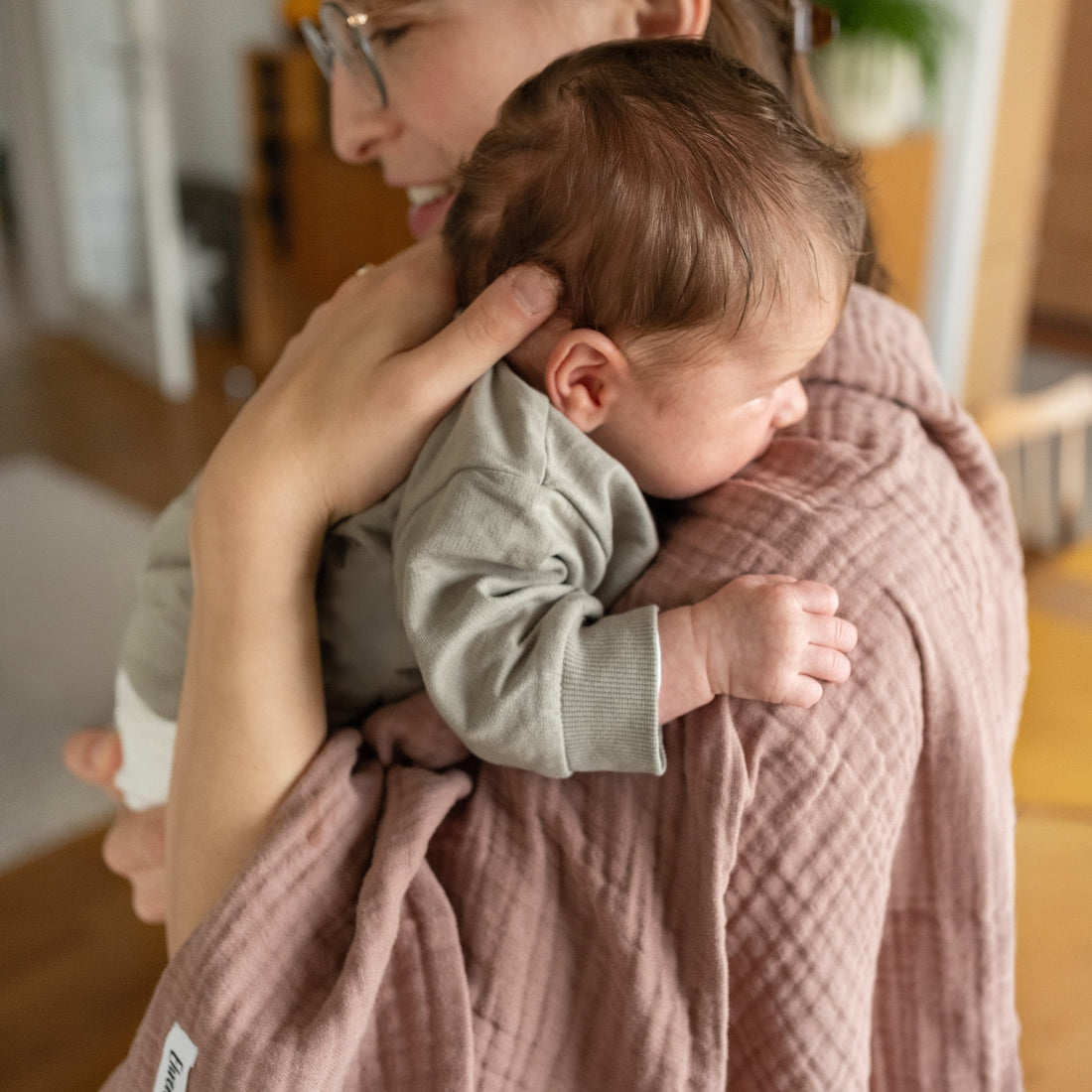 Richtig stillen von Anfang an: Mama mit Baby.