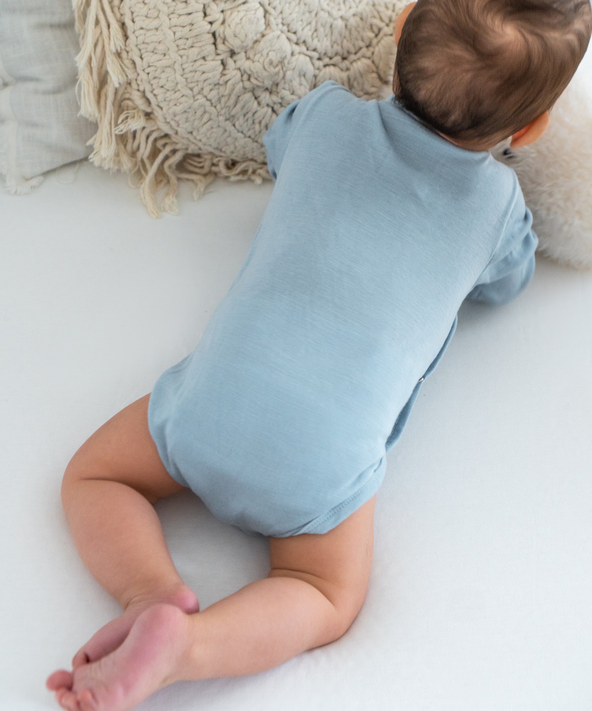 Rückansicht von Baby im Wickel-Body.