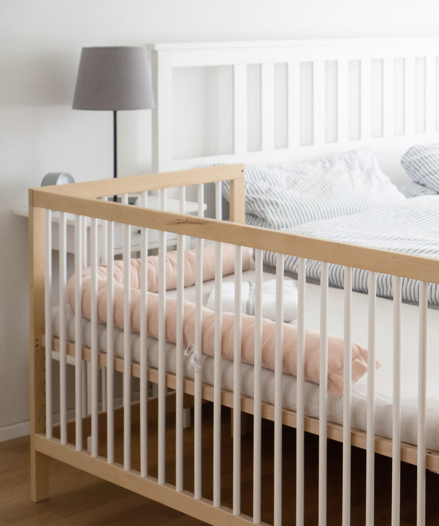 Zusatzfunktion als Beistellbett*Nach einfachem Umbau kann das Bett mit offener Seite direkt an das Elternbett gestellt werden.|Babybett mit offener Seite steht als Beistellbett direkt neben dem Elternbett.