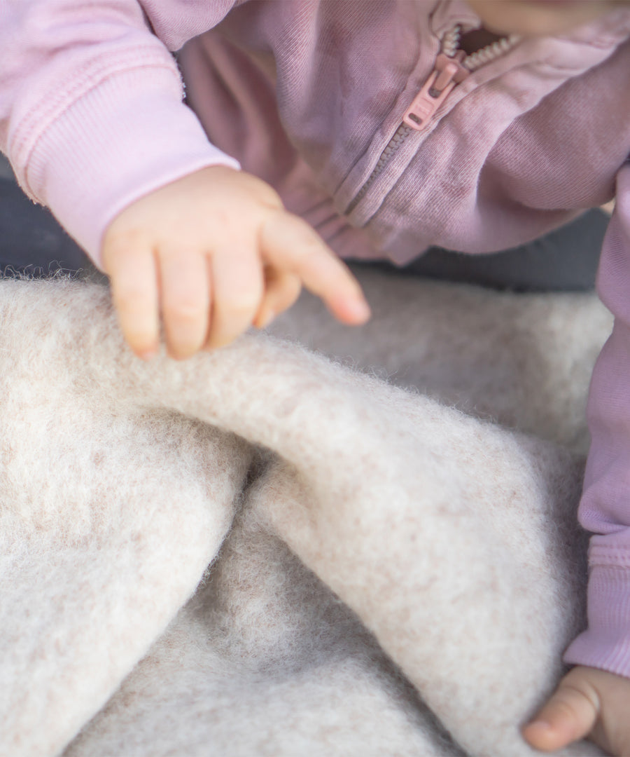 Flauschig-weich & anschmiegsam*Ob beim Krabbeln, Picknick oder als Zudecke im Kinderwagen. Die Walkdecke schützt bei feuchter Witterung und ist kuschelig warm.|Nahaufnahme der Walkdecke.