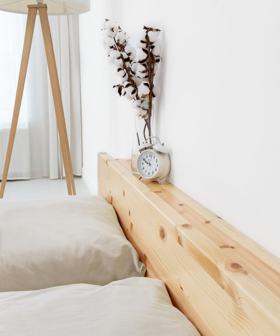Praktische Ablage*Mit der platzsparenden Ablage im zeitlosen Design hast du alles schnell zur Hand, was du nachts brauchst.|Nahaufnahme Ablage Kiefer Natur hinter Doppelbett.