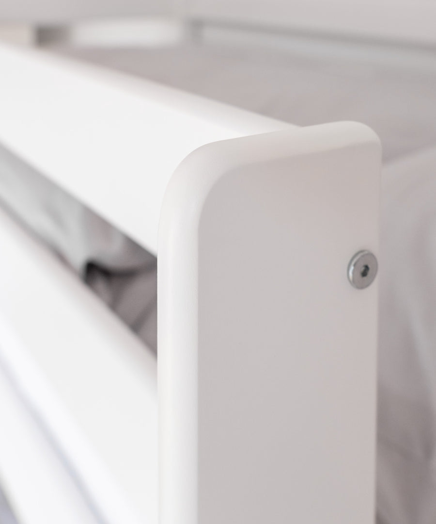 Hochwertig*Unser Etagenbett ist aus hochwertigem, massivem Buchenholz gefertigt.|Detailaufnahme des Buchenholzes in der Farbe Weiß.