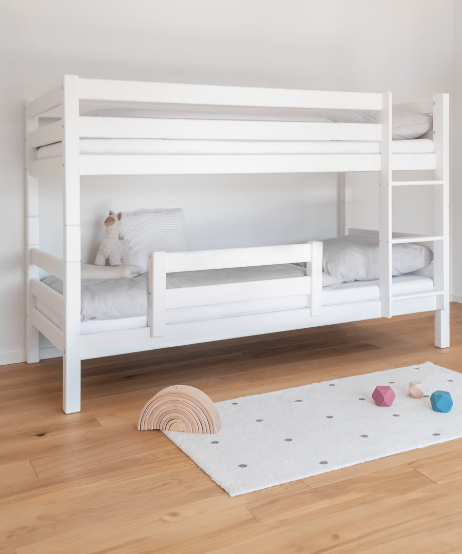 Etagenbett mittelhoch in der Farbe Weiß mit optionalem Rausfallschutz.