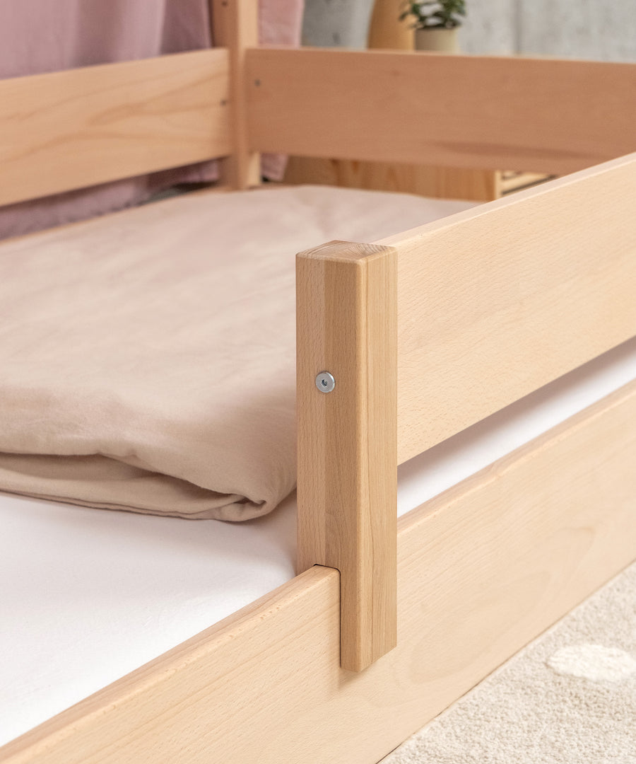 Sicher & geborgen*Mit dem abnehmbaren Rausfallschutz bietet das Bett schon kleineren Kindern Sicherheit und sorgt für extra Geborgenheit.|Detailansicht eines Hausbettes mit abnehmbarem Rausfallschutz.