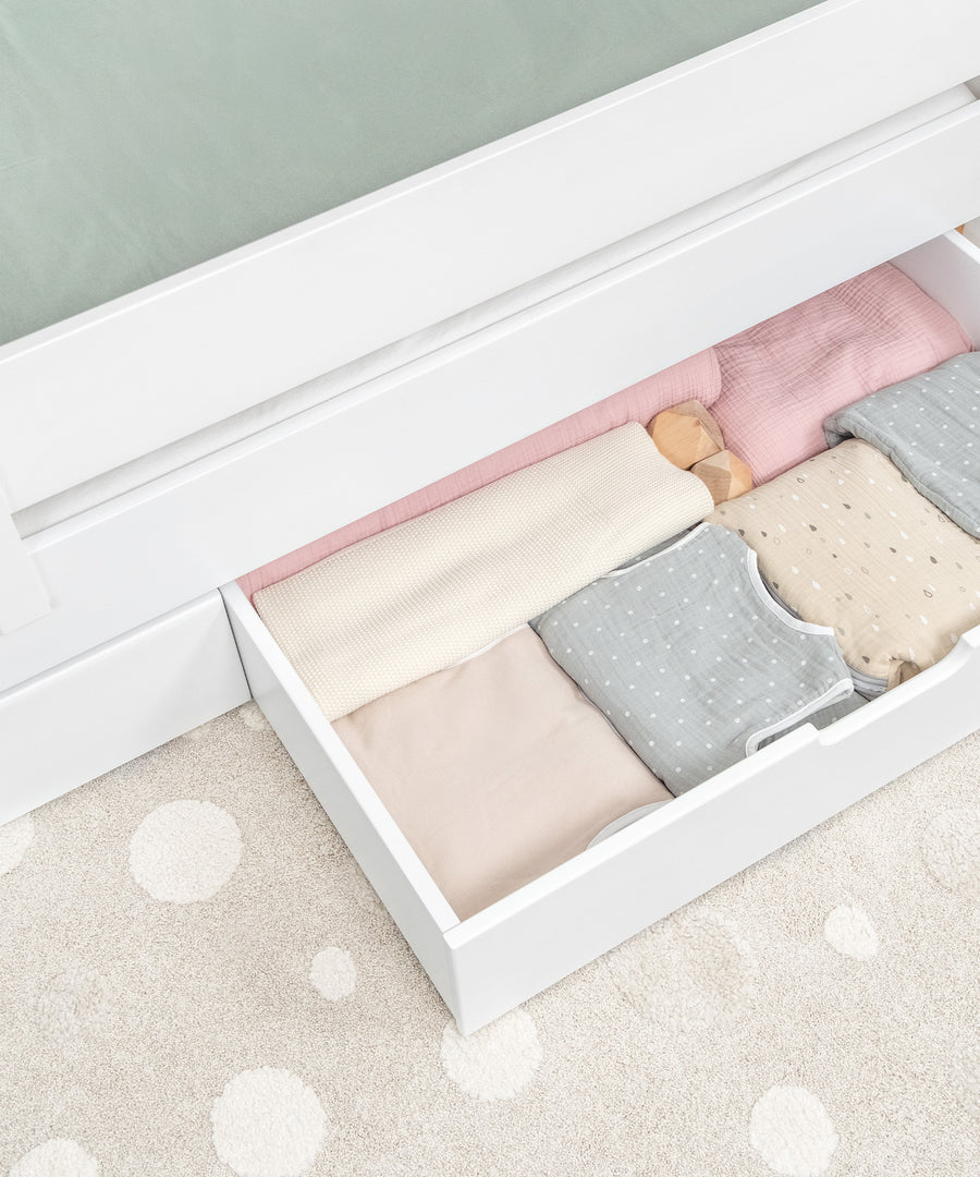 Praktisch & aufgeräumt*Das Hausbett schafft mit optionalem Bettkasten oder Schubladen zusätzlichen Stauraum für Kleidung, Spielzeug oder Bettwäsche.|Das Hausbett mit Schubladen bietet zusätzlichen Stauraum für Spielzeug, Schlafsäcke und Bettwäsche.