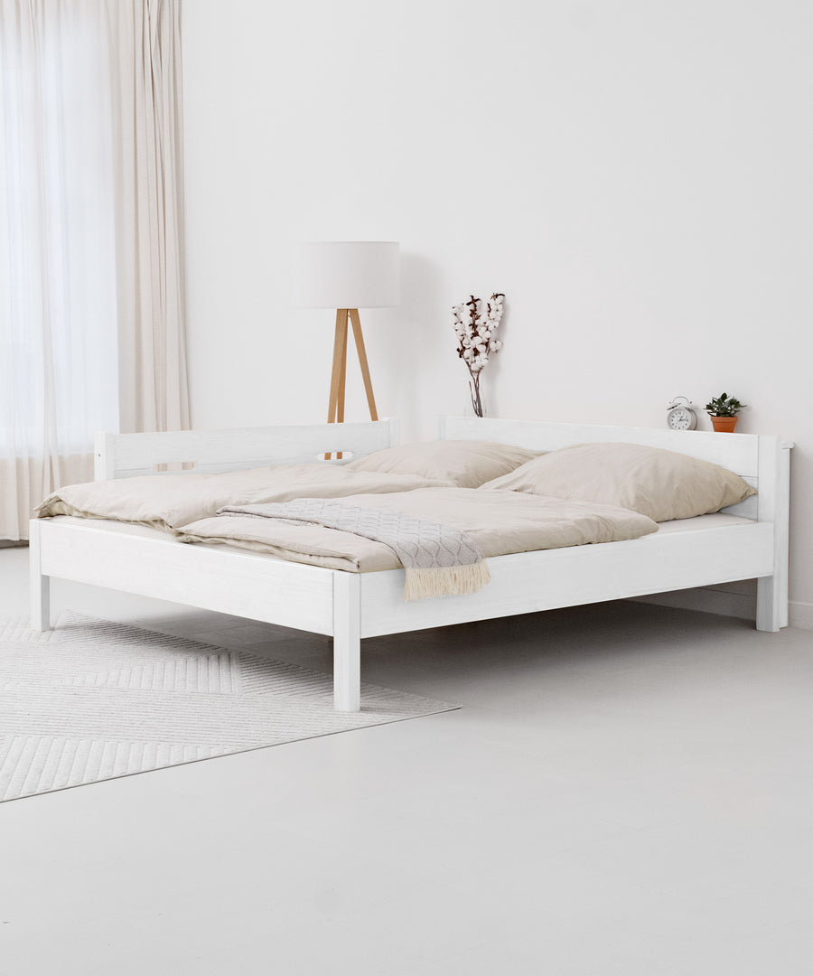 Passend für jedes Zuhause*Unser Doppelbett ist in zwei Höhen und drei Ausführungen erhältlich - so findest du die perfekte Variante für deinen Einrichtungsstil.|Doppelbett 180x200 cm Kiefer weiß Standardhöhe.