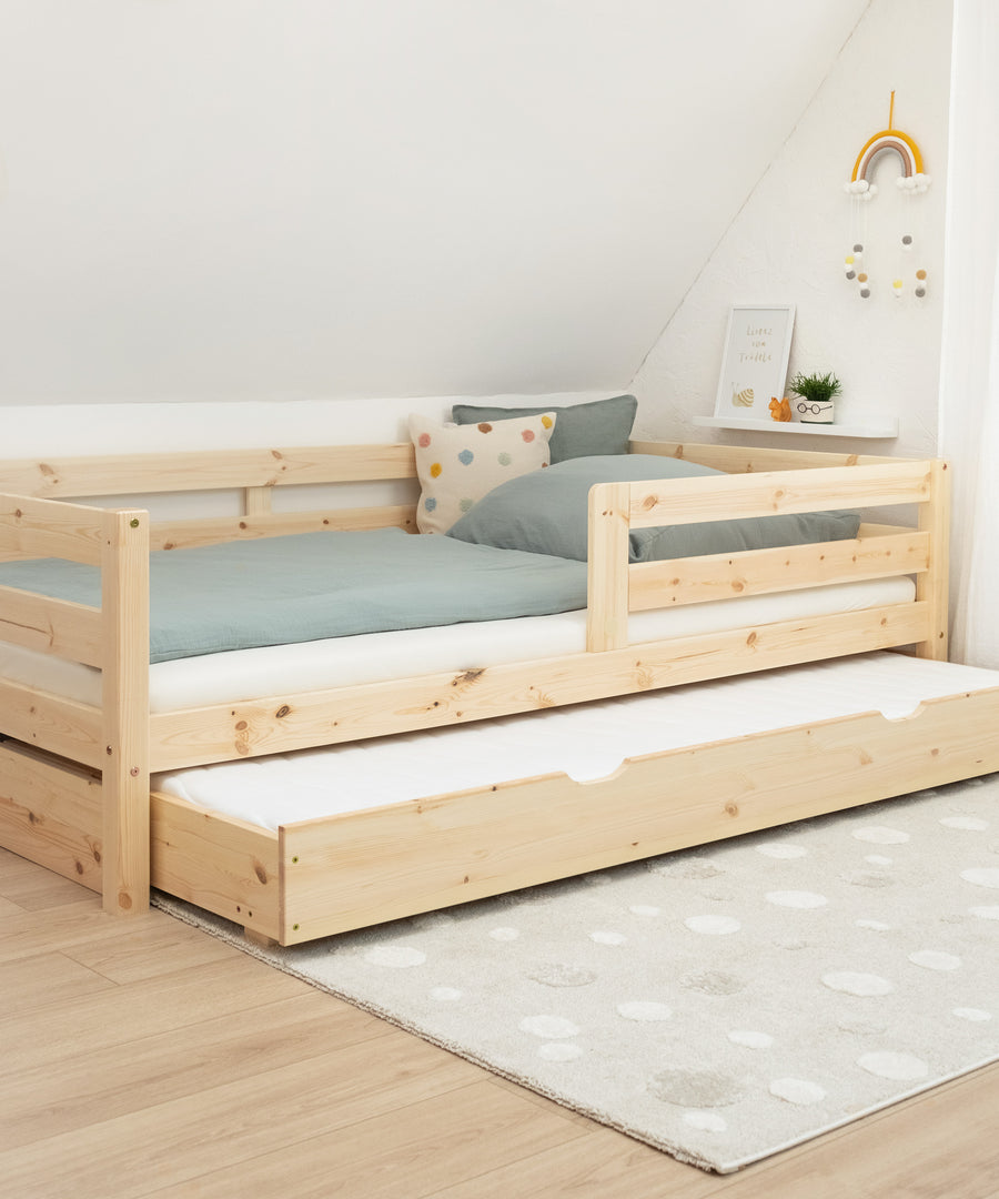 Zusätzlicher Schlafplatz*Unser optionaler Bettkasten bietet weitere Stauraumfläche oder einen extra Schlafplatz.|Kinderbett mit Ausziehbett im Bettkasten.