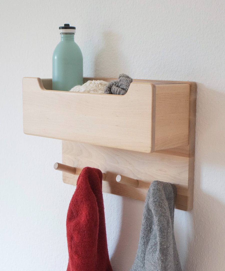 Für alles einen Platz*Die Kindergarderobe bietet viel Stauraum und schafft Ordnung im Hausflur.|Nahaufnahme des befüllten Ablagefachs der Kindergarderobe in weiß.