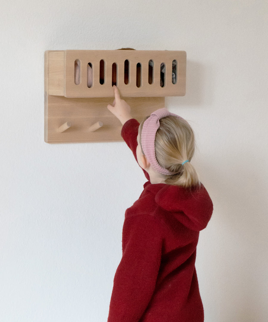 Praktische Sichtfenster*Durch die Sichtfenster im formschönen Design kann dein Kind problemlos sehen, was sich im Ablagefach befindet.|Mädchen steht an Kindergarderobe mit Sichtfenstern.