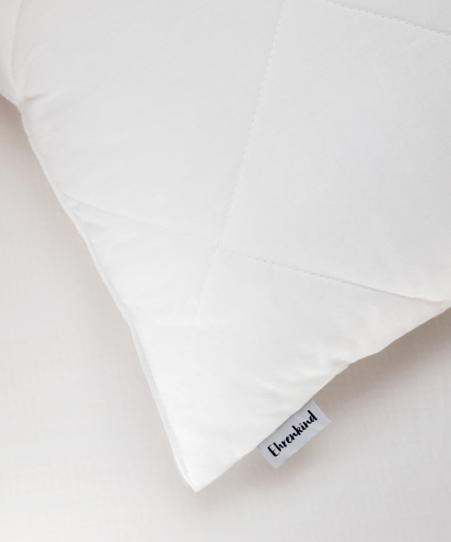 Hautfreundliche Materialien*Das Kopfkissen wird in Europa gefertigt und ist mit STANDARD
100 by OEKO-TEX® Produktklasse 1 zertifiziert.|Detailaufnahme des weichen, gesteppten Kinderkissens.