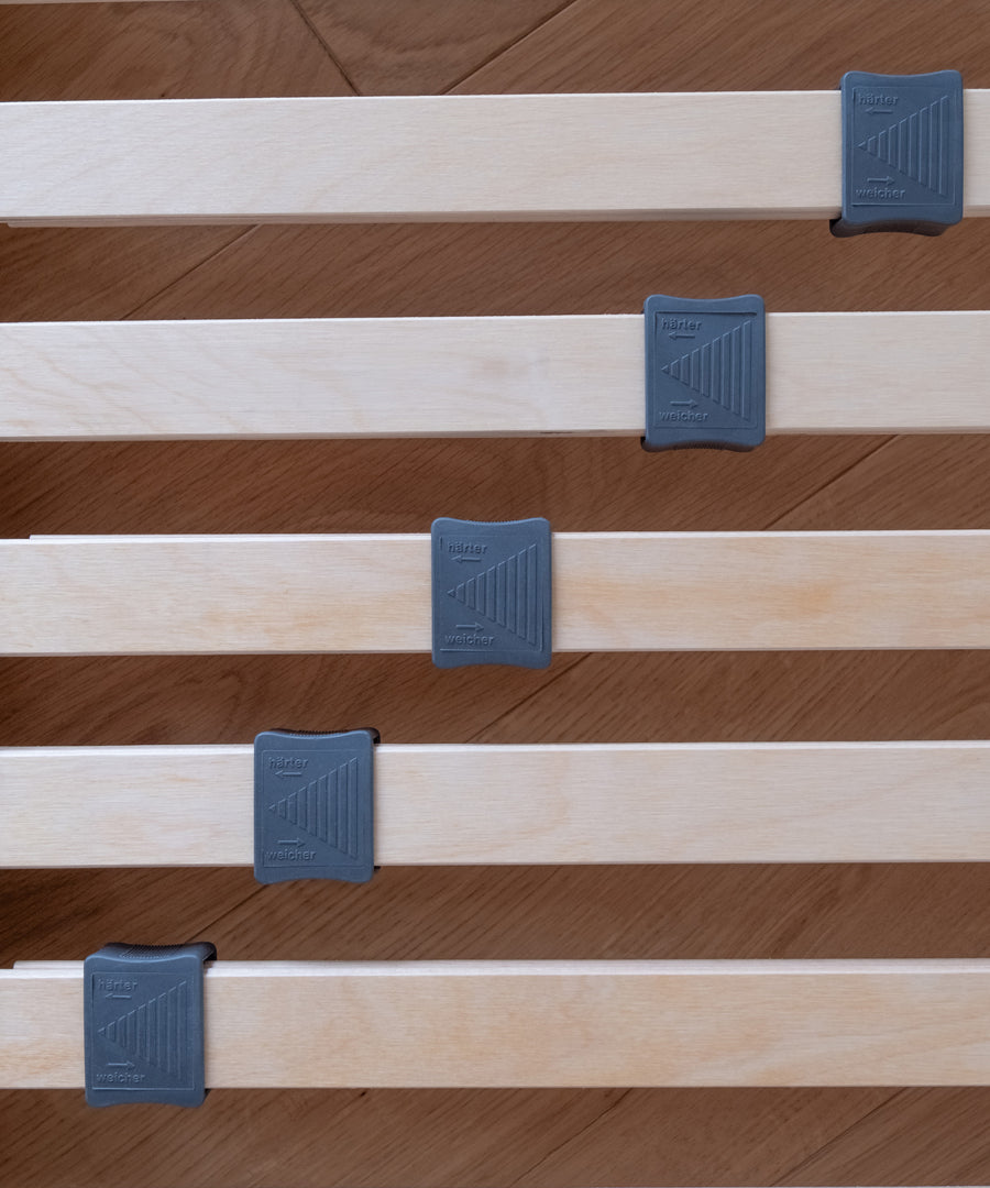 Verstellbare Elemente*Die individuelle Härtegradeinstellung an 5 Leisten im Rückenbereich sorgt für einen erholsamen Schlaf.|Detailbild der Schiebeelemente an den Leisten für die Einstellung des Härtegrads.