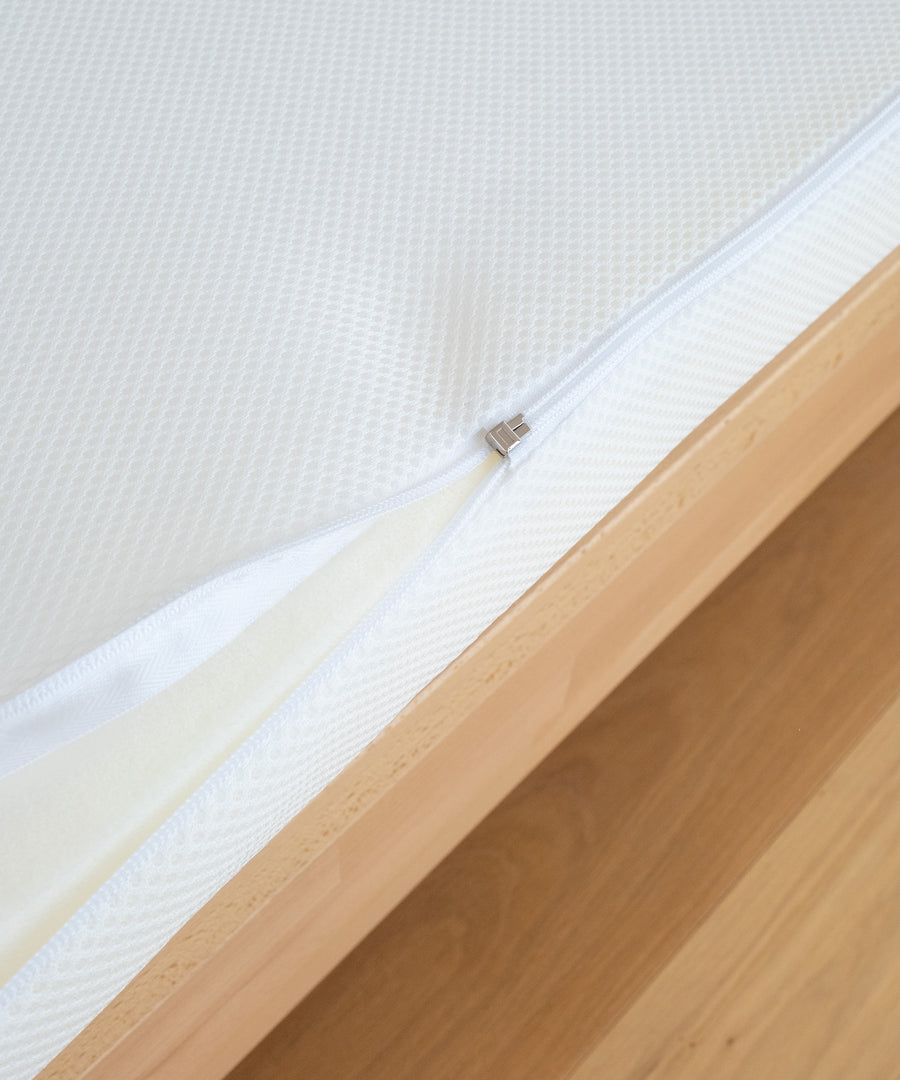 Abnehmbarer Mesh-Bezug*Schweißflecken und Schmutz ade! Der abnehmbare Bezug aus Mesh ist bei 60 °C waschbar und sogar für den Trockner geeignet.|Waschbarer Matratzentopper-Bezug.