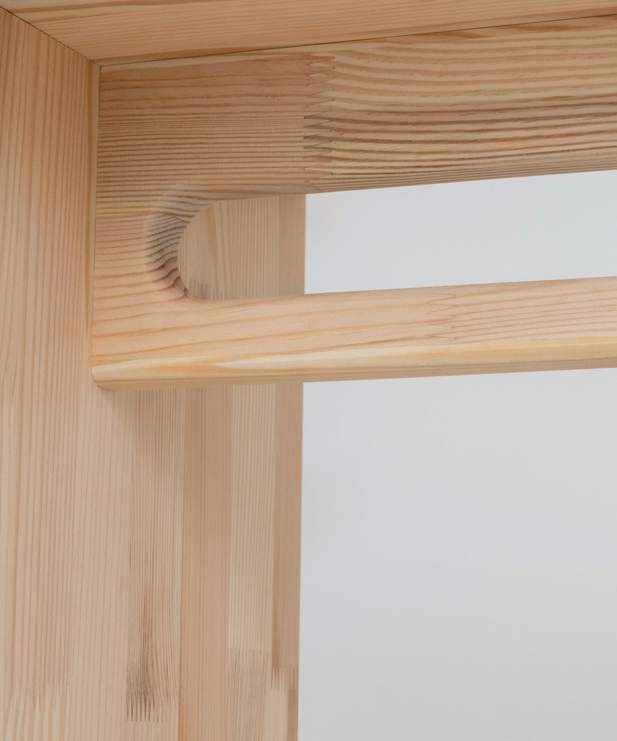 Praktische Kleiderstange*Der Kleiderschrank im zeitlosen Design bietet eine Kleiderstange und mehrere Regalfächer mit viel Stauraum.|Nahaufnahme der Kleiderstange.
