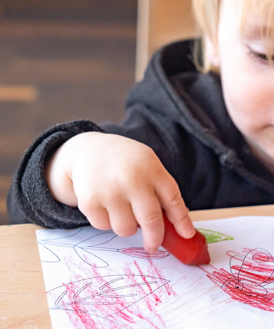 Schon für die kleinsten Künstler*Entwickelt in Zusammenarbeit mit Erziehern und Kunstpädagogen für Kleinkinder ab 1 Jahr.|Kleinkind malt ein Ausmalbild mit Wachsmalstiften an.
