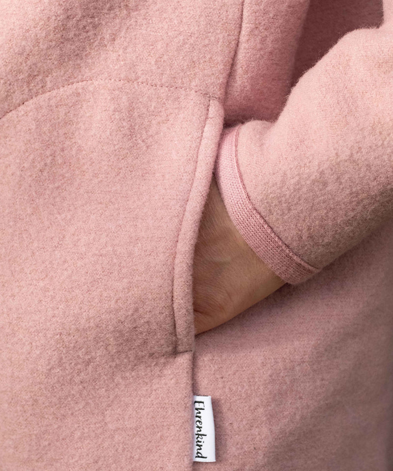 Praktische Taschen*Die Jacke im lässigen Schnitt ist mit seitlichen Taschen ausgestattet - für warme Hände oder die Schätze deiner Kinder.|Nahaufnahme Seitentaschen Walkjacke Damen Altrosa.