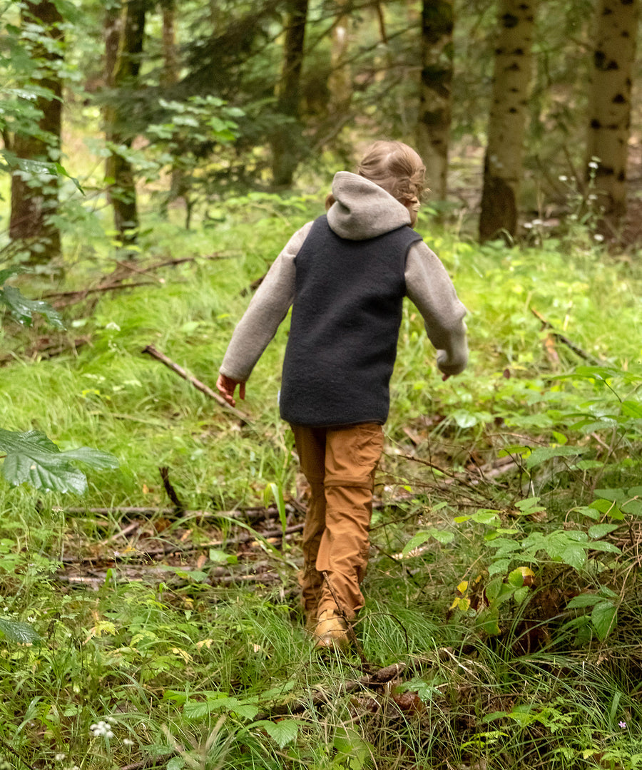 Rückansicht von Kind mit Walkweste.