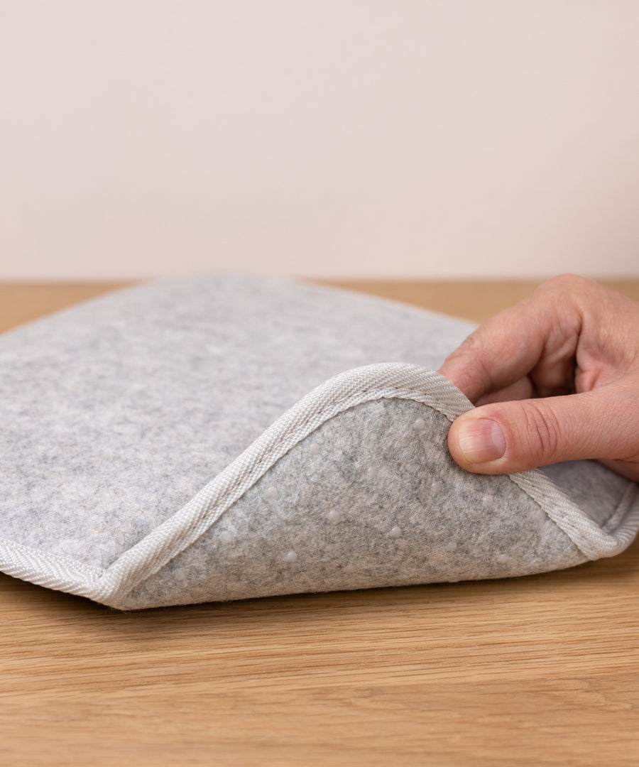Rutschhemmende Unterseite*Die Unterseite mit ABS-Noppen reduziert das Verrutschen auf geeigneten Oberflächen und hält das Sitzkissen besser an seinem Platz.|Unterseite des eckigen Sitzkissens mit ABS-Noppen.