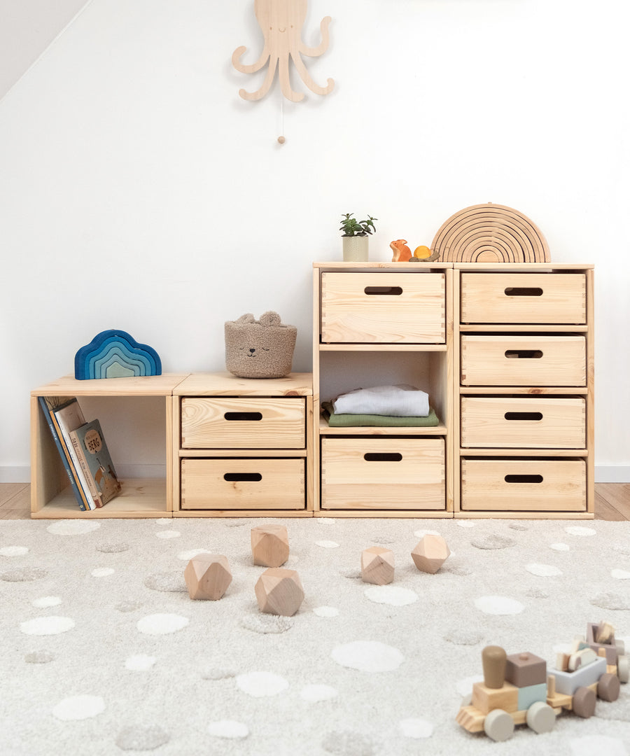 Flexible Lösung durch Module*Das Aufbewahrungssystem lässt sich frei gestalten, da die einzelnen Module individuell miteinander verbunden werden können.|Aufbewahrungssystem im Kinderzimmer.