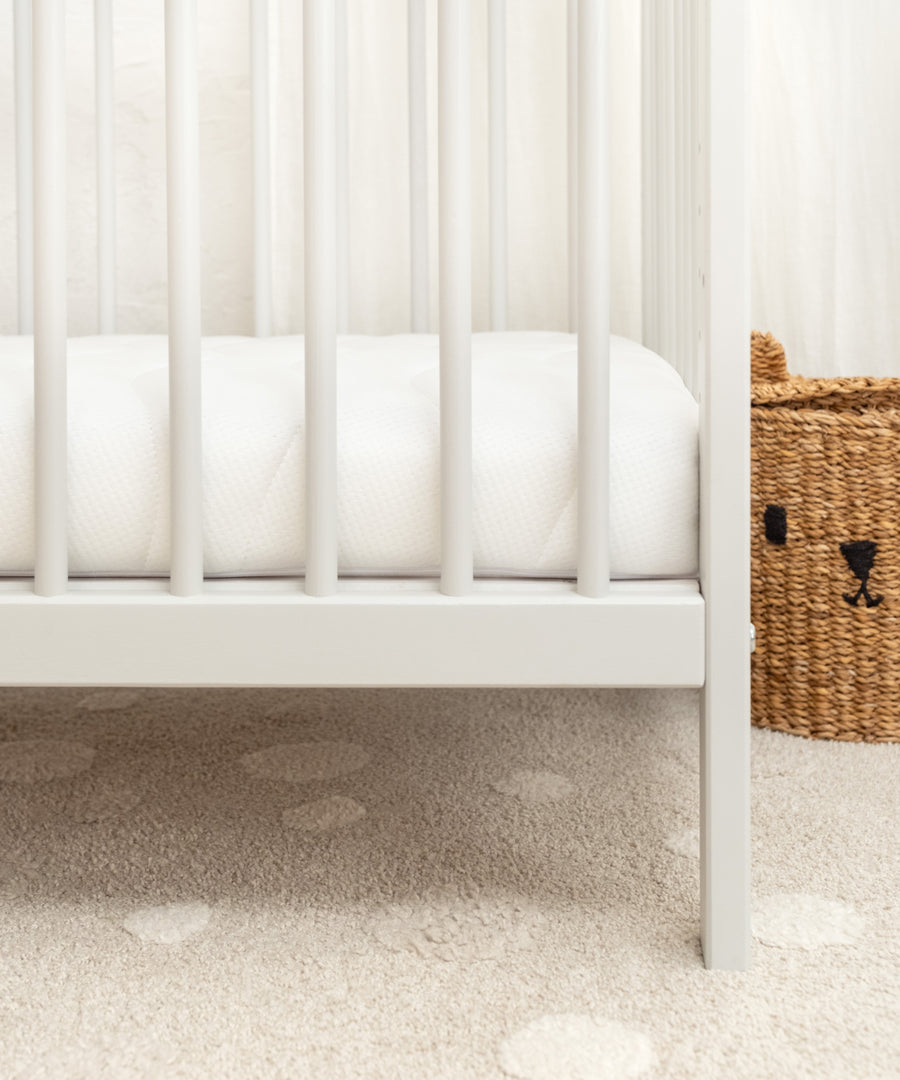 Angenehm fester Liegekomfort*Der stabile Schaumkern bietet eine ausgewogene Festigkeit und unterstützt die Wirbelsäule deines Babys zuverlässig.|Babymatratze Pur mit stabilem Schaumkern für festen Liegekomfort