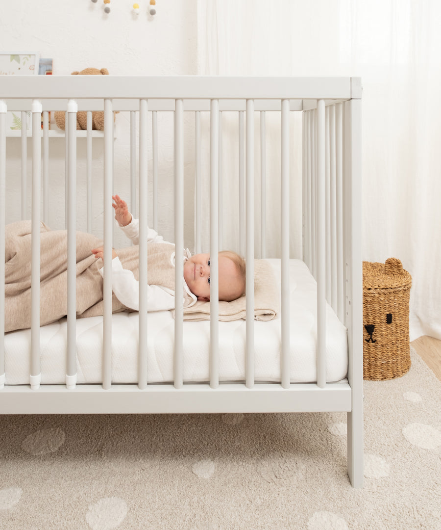 Pflegeleicht im Alltag*Der Bezug ist abnehmbar und waschbar - ideal für den täglichen Einsatz im Babyzimmer.|Abnehmbarer und waschbarer Bezug der Babymatratze Pur