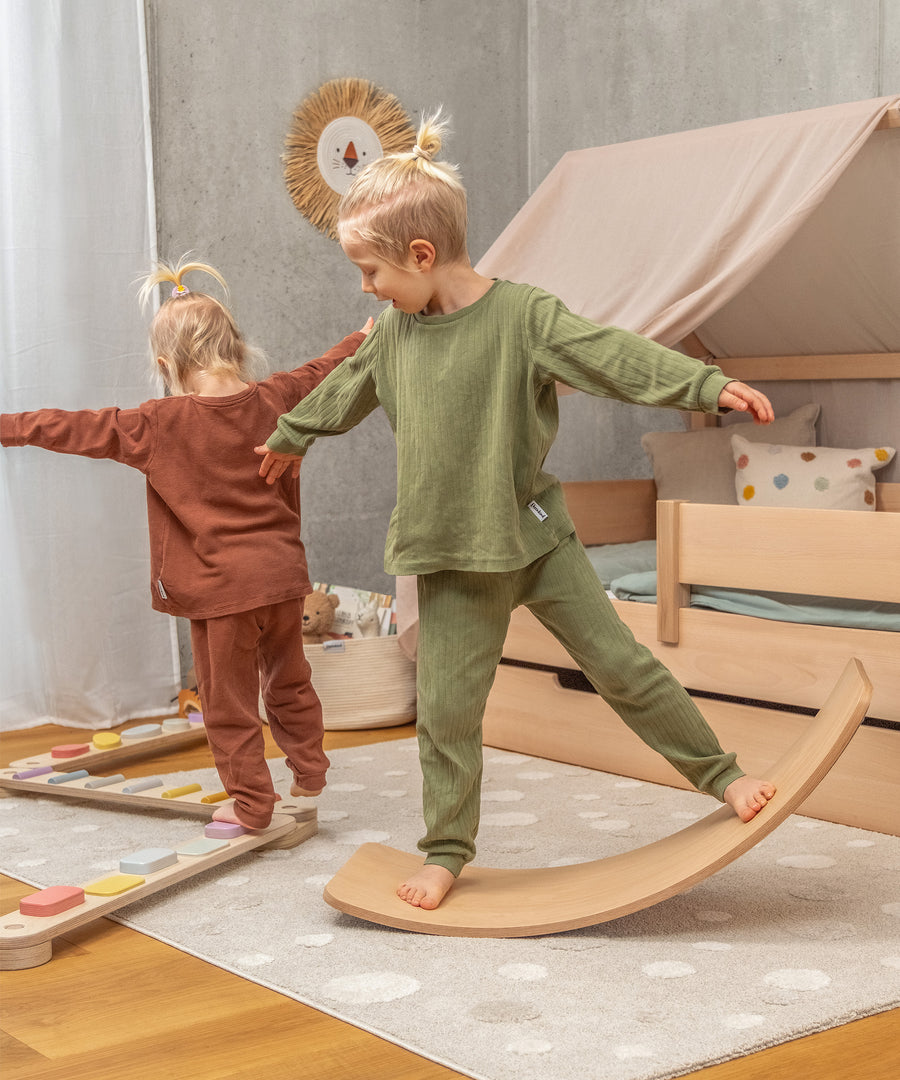Gleichgewicht trainieren auf dem Balance-Board.