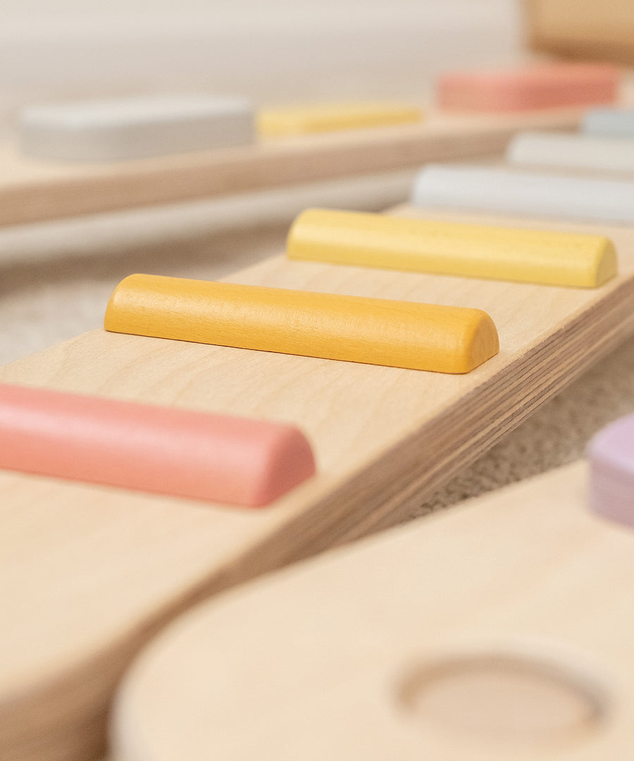 Robust & kindgerecht*Sorgfältig verarbeitetes Material sorgt für langlebigen Spielspaß. Die stabile Konstruktion unterstützt unbeschwertes, spielerisches Lernen.|Balancierbalken Birke Detailbild farbige Elemente.