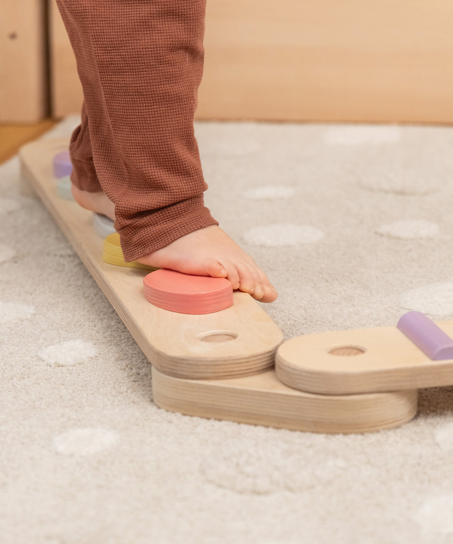 Balancierbalken stärkt die Muskeln von Kinderfüßen spielerisch.