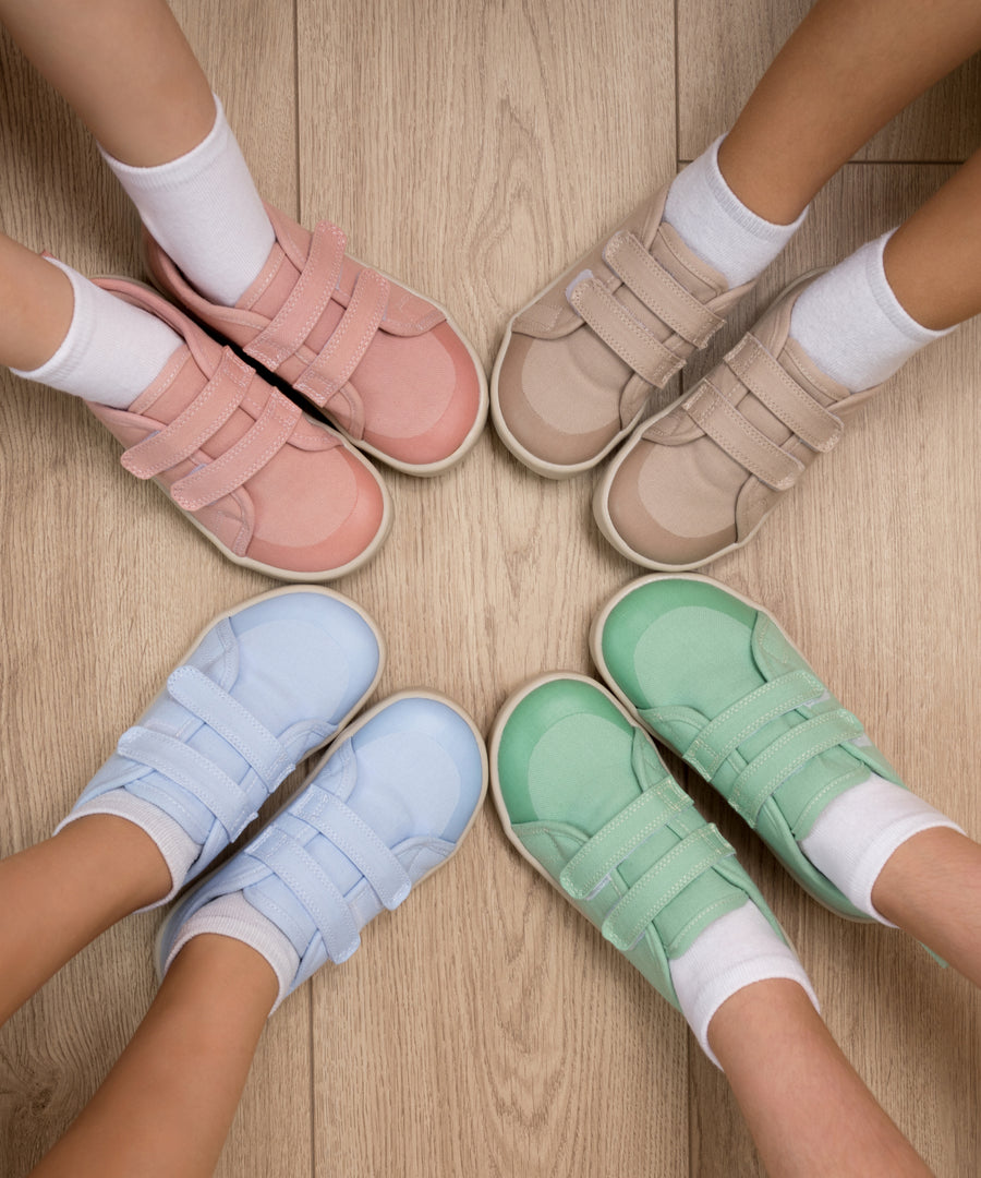 Barfußschuhe in Rosé, Beige, Grün und Hellblau.
