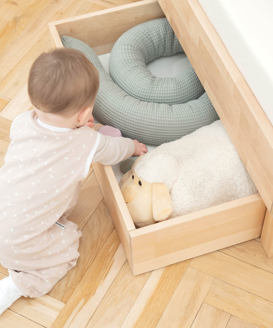 Kinderleicht aufgeräumt*Ordnung leicht gemacht - die optionale Doppelschublade schafft extra Platz für Bettwäsche, Kleidung und andere Lieblingssachen.| Baby ist an der passende Schubladen zu den Birke Betten Plano. 