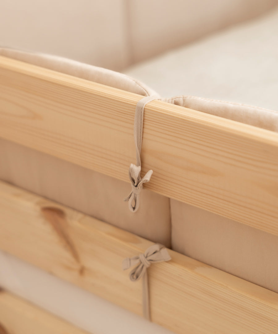 Einfache Anbringung*Mittels Befestigungsschnüren kann die 4-teilige Bettumrandung gleichmäßig an den Streben befestigt werden.|Vierteilige Bettumrandung wird mit Befestigungsschnüren am Bett angebracht.
