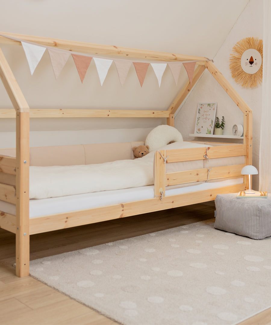Zwei praktische Größen*Die Bettumrandung passt zu unseren Ehrenkind Betten der Serie Sona mit den Maßen 200 × 90 cm und 200 × 120 cm.| Bettumrandung passend für Sona Kinderbetten.