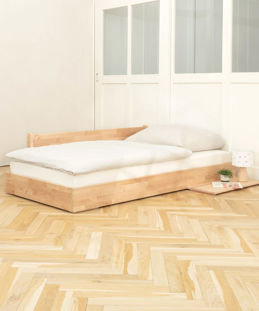 Standard oder tief? Wie du willst!*Das durchdachte Design macht's möglich: Du kannst das Einzelbett ganz nach Belieben bodentief oder in Standardhöhe aufbauen.| Einzelbet Plano Birke Bodentief aufgebaut.