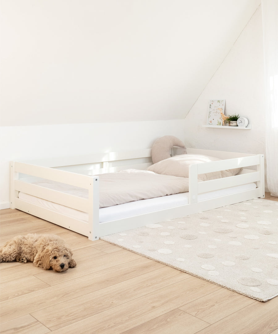 Klares, ästhetischs Design*Das zeitlose Bett passt in jedes Kinderzimmer und fördert nach dem Montessori-Prinzip die Eigenständigkeit deines Kindes.|Bodenbett Sona im Kinderzimmer.