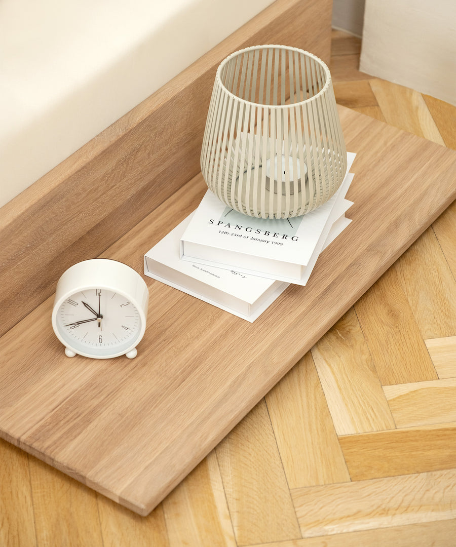 Ideale Ablage neben dem Bodenbett.