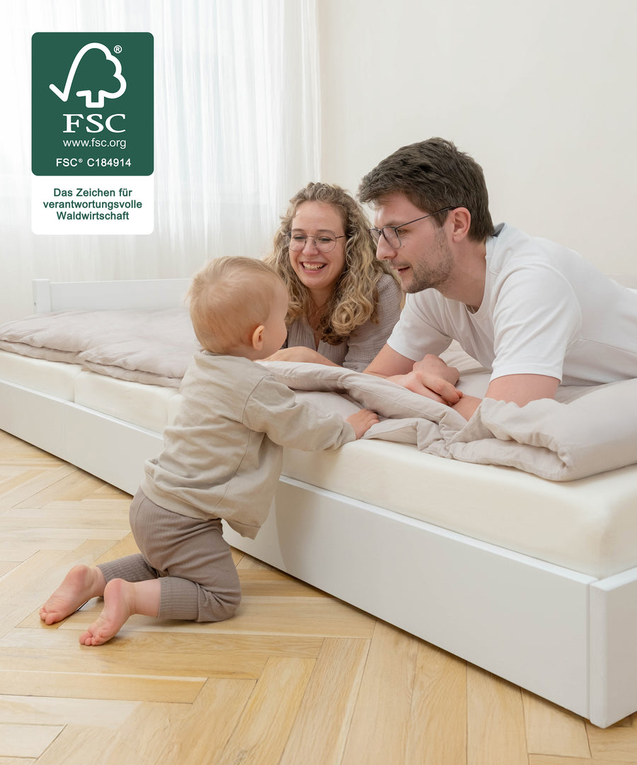 Standard oder tief? Wie du willst!*Das durchdachte Design macht's möglich: Du kannst das Familien-bett ganz nach Belieben bodentief oder in Standardhöhe aufbauen.| Optimale Höhe für Kleinkinder.
