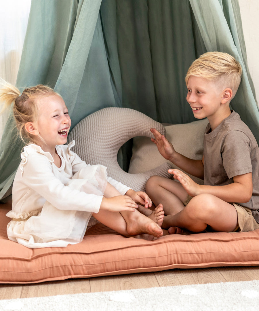Gemeinsam entspannen*Mit der Bodenmatratze entsteht eine gemütliche Ruhezone für die schönsten Momente ganz nebenbei.|Weiche Bodenmatratze als gemütlicher Spielhöhle zum Kuscheln und Ausruhen im Kinderzimmer
