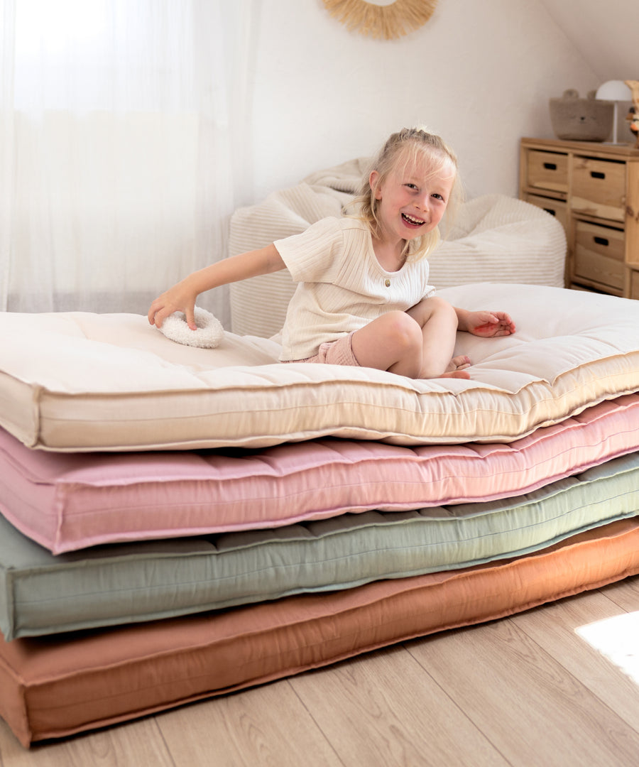 Farbe fürs Kinderzimmer*Unsere Bodenmatratze ist in vier wunderschönen Farbtönen erhältlich: Beige, Jade, Zimt und Rosé.|Bodenmatratze in Beige, Jade, Zimt und Rosé – vier harmonische Farben fürs Kinderzimmer.