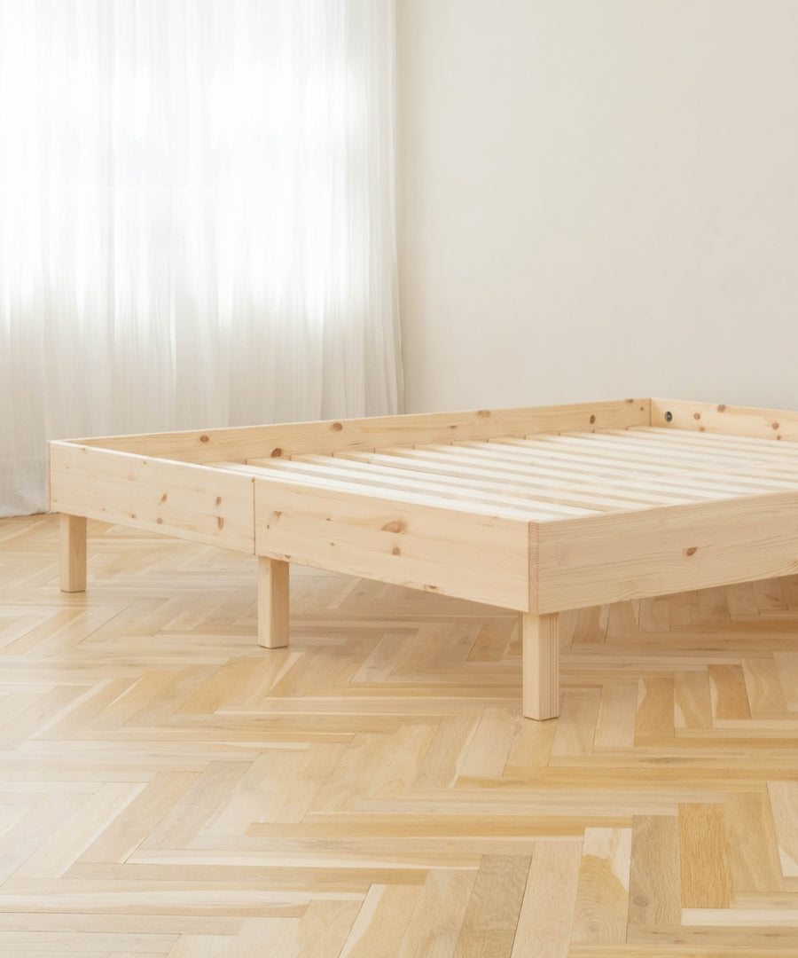 Doppelbett Plano Kiefer ohne Matratze.