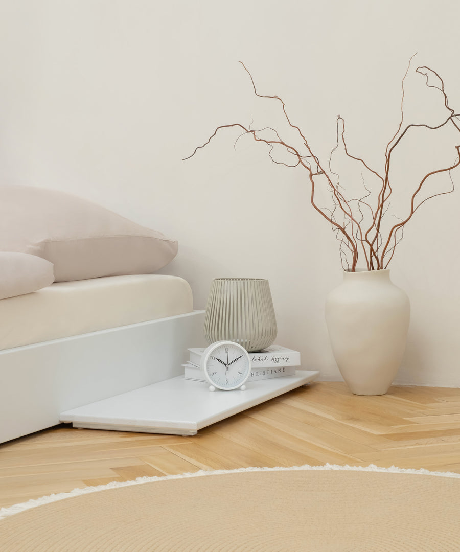 Optimale Ablage für das bodentiefe Doppelbett.