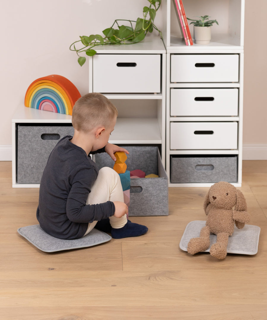 Sitzinsel zum Spielen*Einfach dorthin legen, wo gerade gespielt wird: So entsteht im Handumdrehen ein bequemer Platz zum Bauen und Entdecken auf dem Boden.|Eckiges Sitzkissen auf dem Boden schafft einen bequemen Sitzplatz zum Spielen, Bauen und Entdecken.
