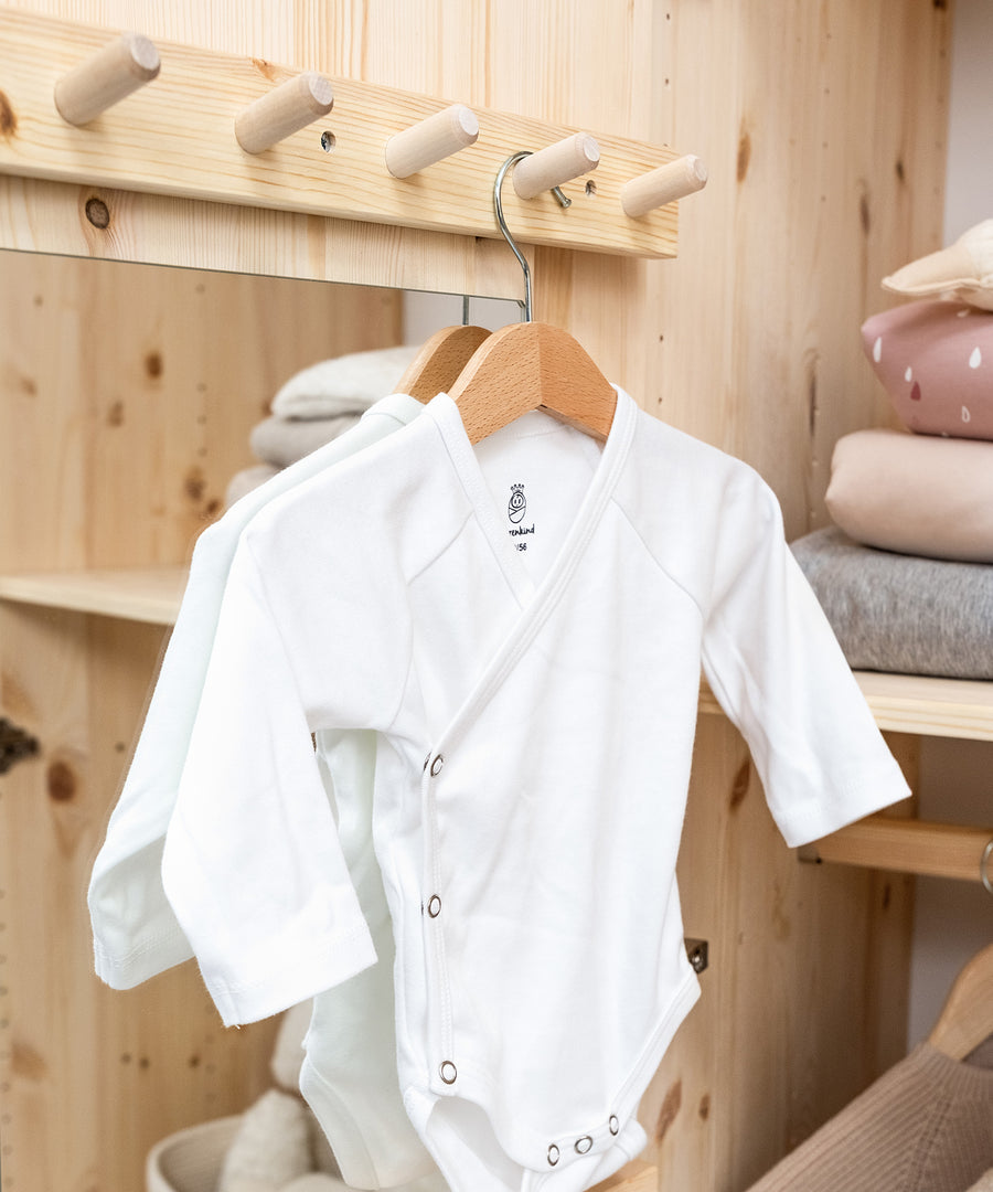 Durchdachtes Extra*Praktische Hakenleiste an der Türinnenseite - ideal, um Jacken, Taschen oder Accessoires ordentlich aufzuhängen.| Eine praktische Hakenleiste an der Türinnenseite des Linia Schranks bietet zusätzlichen Platz.