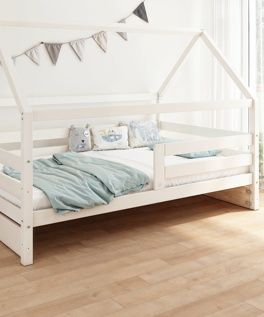 Mehr als nur ein Schlafplatz*Das kindgerechte Bett im zeitlosen Design ist ein gemütlicher Rückzugsort für dein Kind - perfekt zum Lesen, Spielen und Kuscheln.|Das Hausbett steht aufgebaut an der Wand.