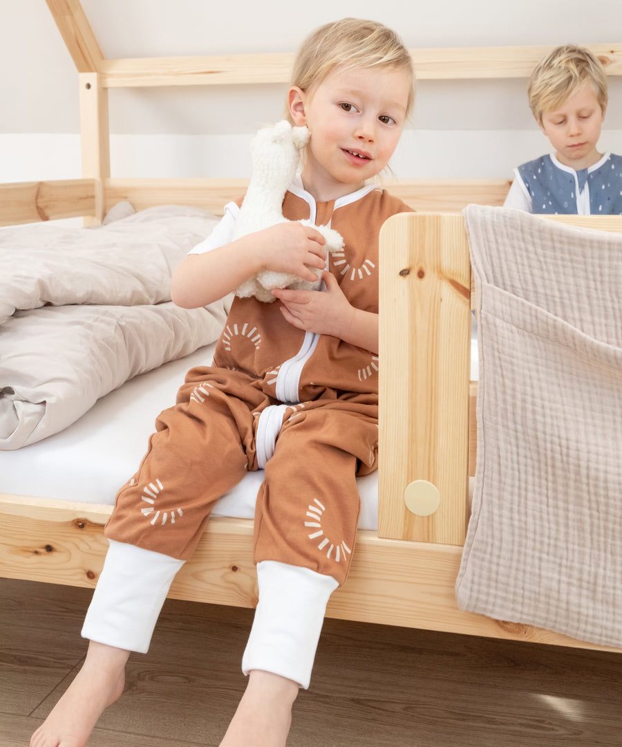 Zeitloses Hausbett aus Kiefernholz passend für moderne Kinderzimmer
