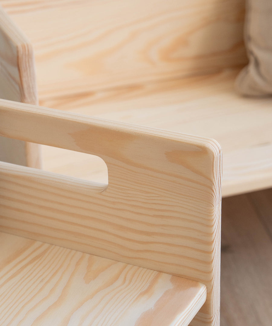 Stabil & nachhaltig*Die Wendemöbel sind aus hochwertigem, massivem und FSC® zertifiziertem Kiefernholz in Europa gefertigt.|Nahaufnahme Hocker Kiefer.