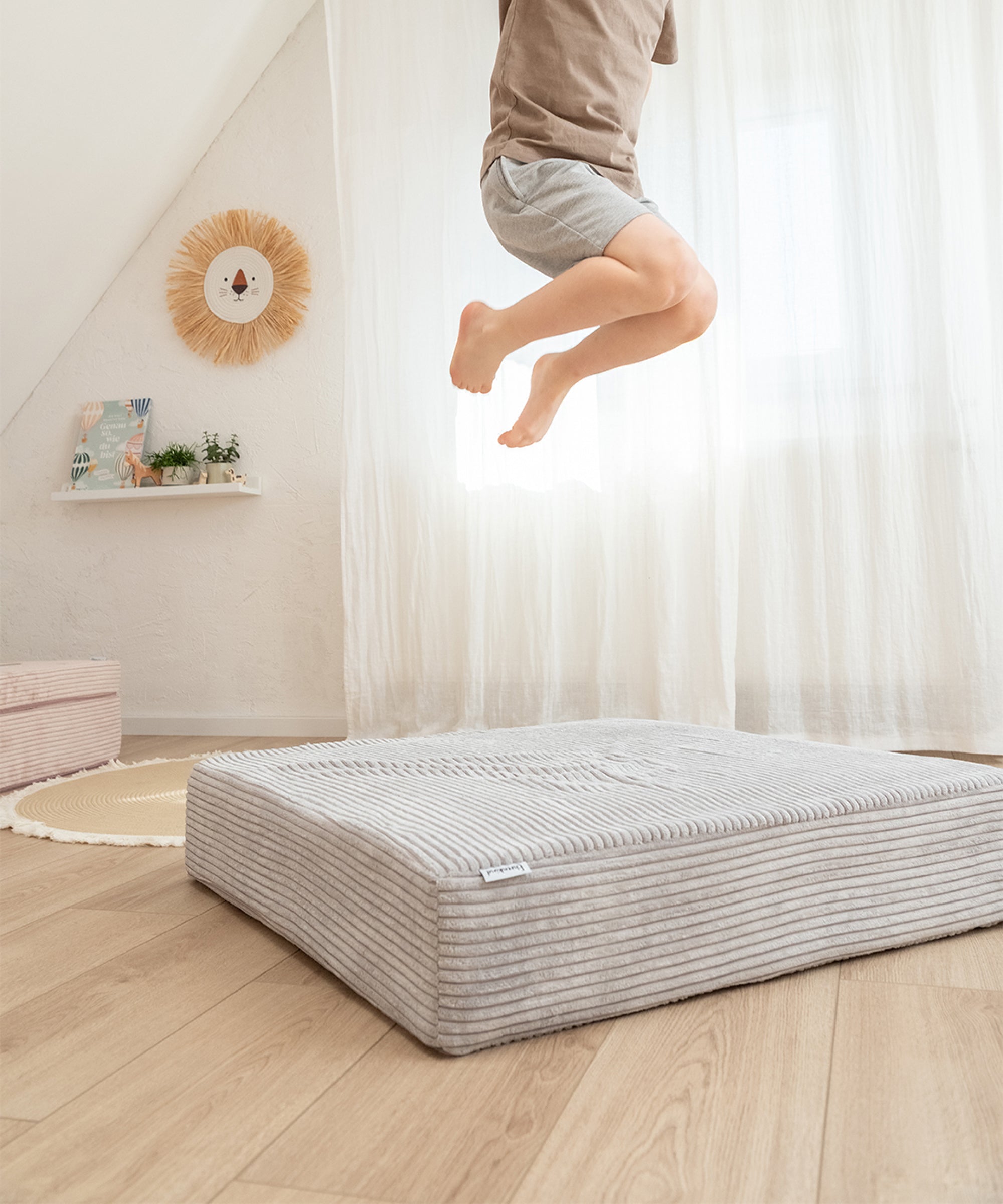 Mit integrierten Hüpfpolstern* Ein Spielsofa, das mehr kann: Die Hüpfpolster ermöglichen ausgelassenes Springen und fördern spielerisch die Motorik.| Spielsofa mit integrierten Hüpfmatten.