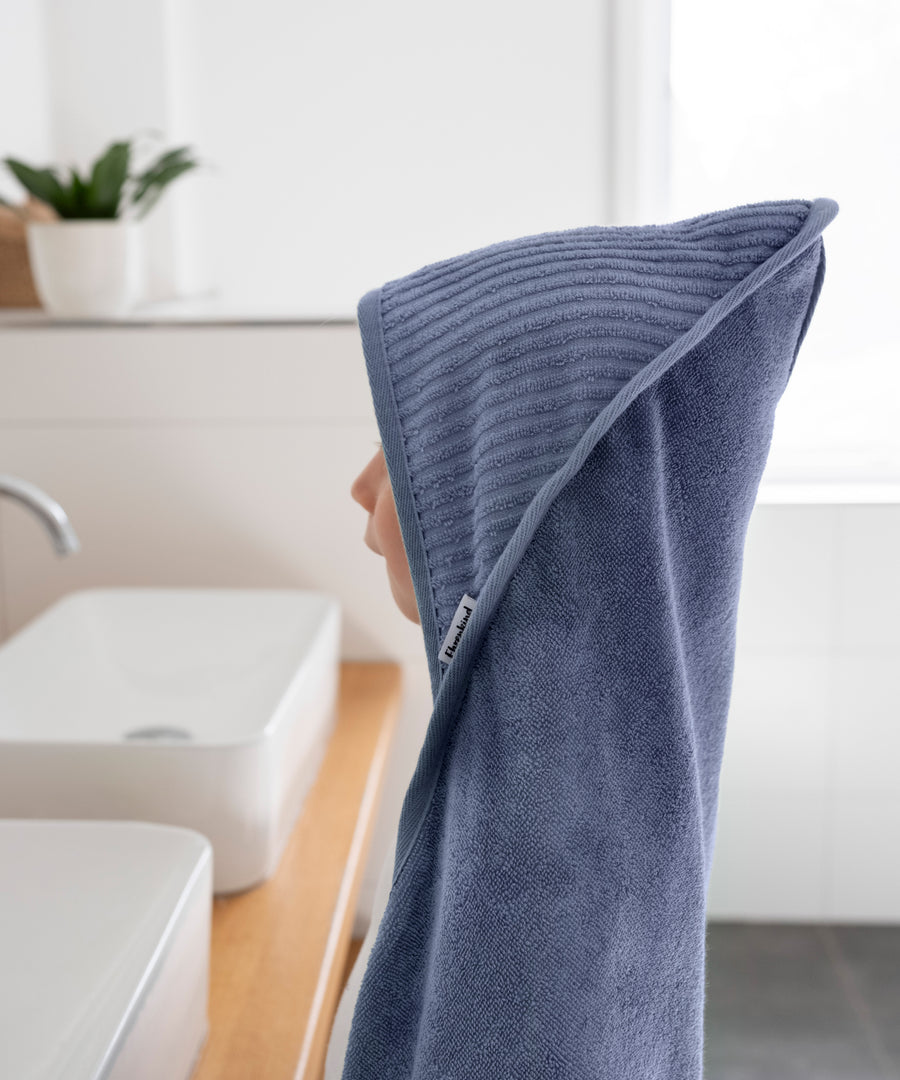 Einfach praktisch*Die weiche Kapuze wärmt das Köpfchen deines Kindes. Mit dem Aufhänger ist das Handtuch schnell und einfach aufgeräumt.| Kind hat das Kapuzenhandtuch an.